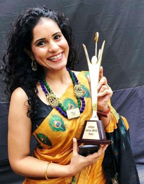 Nandita Patkar with the Best Supporting Actor award at Zee Gaurav Awards 2020