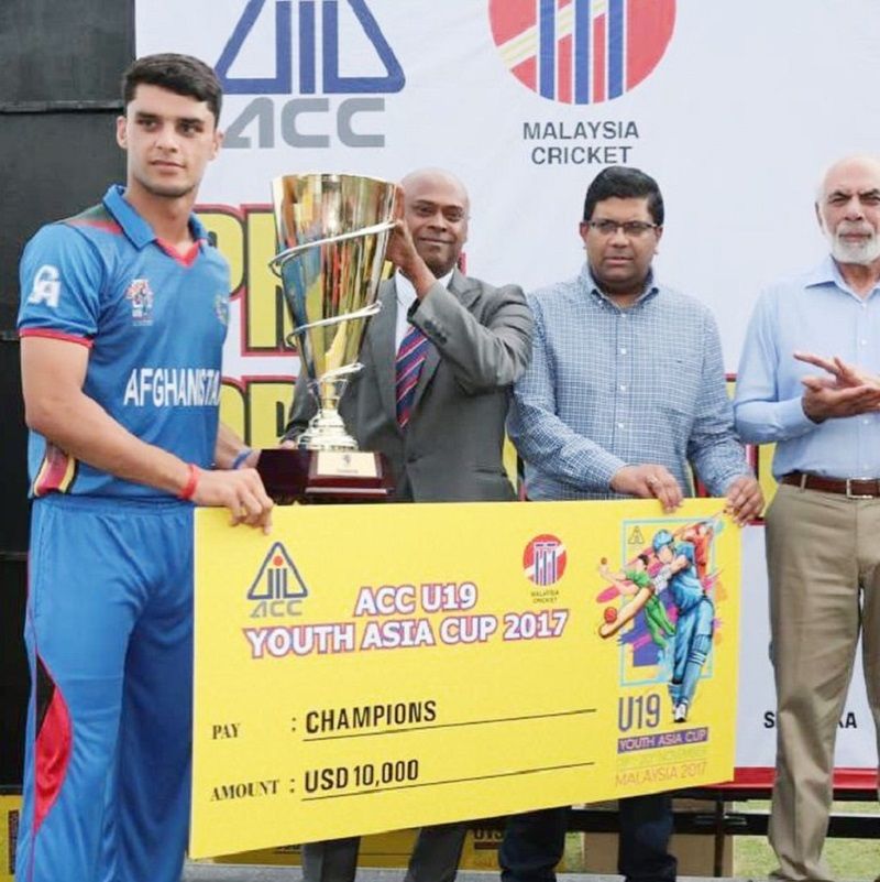 Naveen-ul-Haq receiving the ACC Under-19 Youth Asia Cup