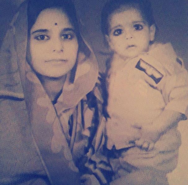 Neha Saraf in childhood with her mother