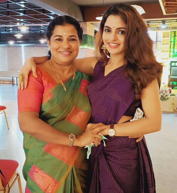Nikhila Vimal with her mother