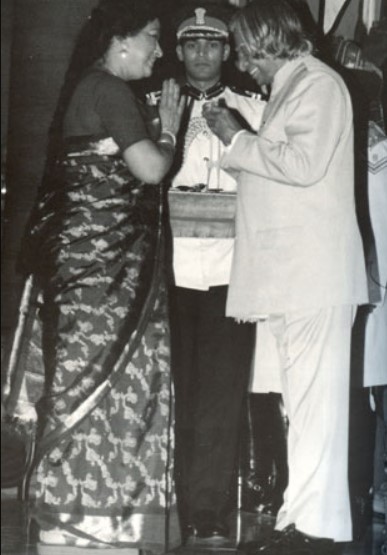 Padma Subrahmanyam with A. P. J. Abdul Kalam during Padma Bhushan award ceremony in 2003
