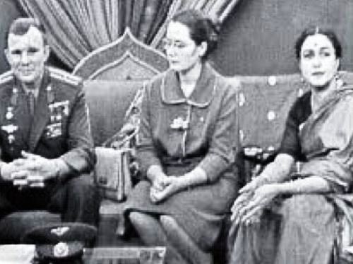 Pratima Puri (extreme right) while interviewing Yuri Gagarin