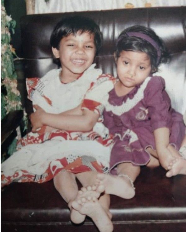 Pooja (right) with her sister, Vrushali