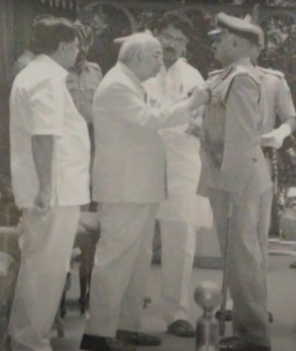 Praveen Sood receiving the Chief Minister’s Gold Medal