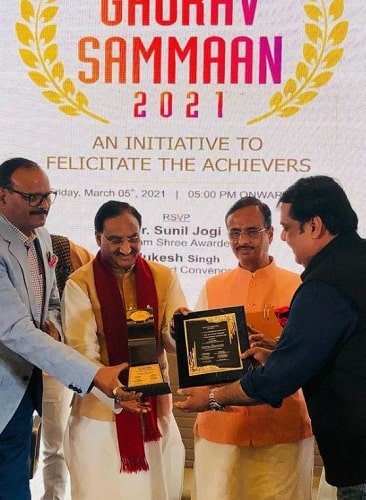 Rahul Mittra receiving Uttar Pradesh Gaurav Sammaan