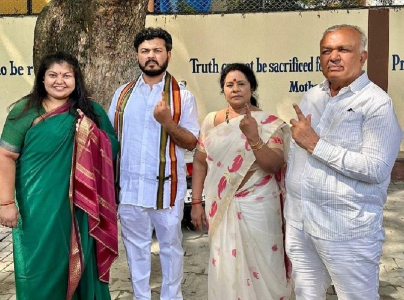 Ramalinga Reddy with his (L-R) daughter, son and wife