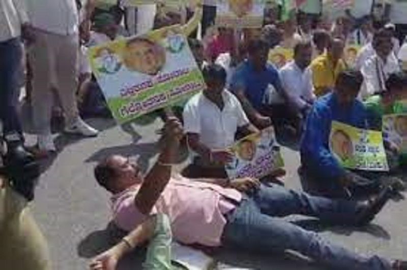 Ramalinga Reddy's supporters protesting on road