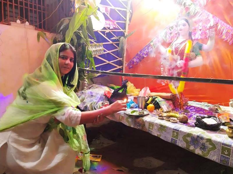 Ritu Jaiswal offering her prayers to Goddess Durga
