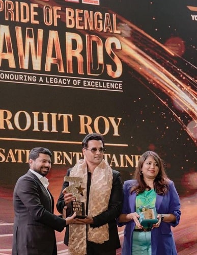 Rohit Roy receiving Pride of Bengal Award
