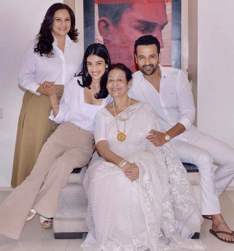 Rohit Roy with his wife, daughter, and mother (from left)