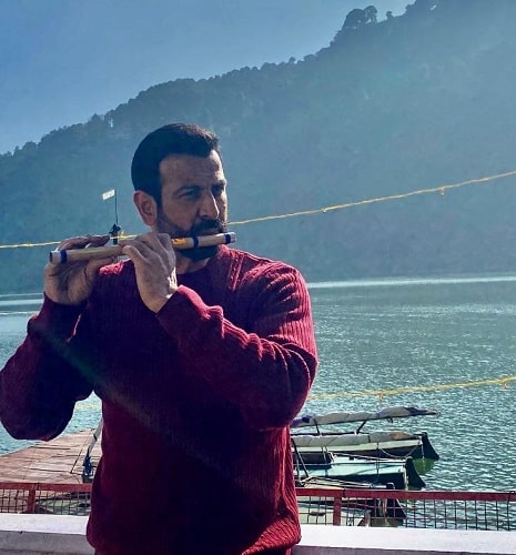 Ronit Roy playing a flute