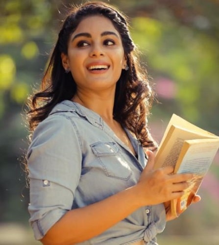 Samyuktha Menon holding a book