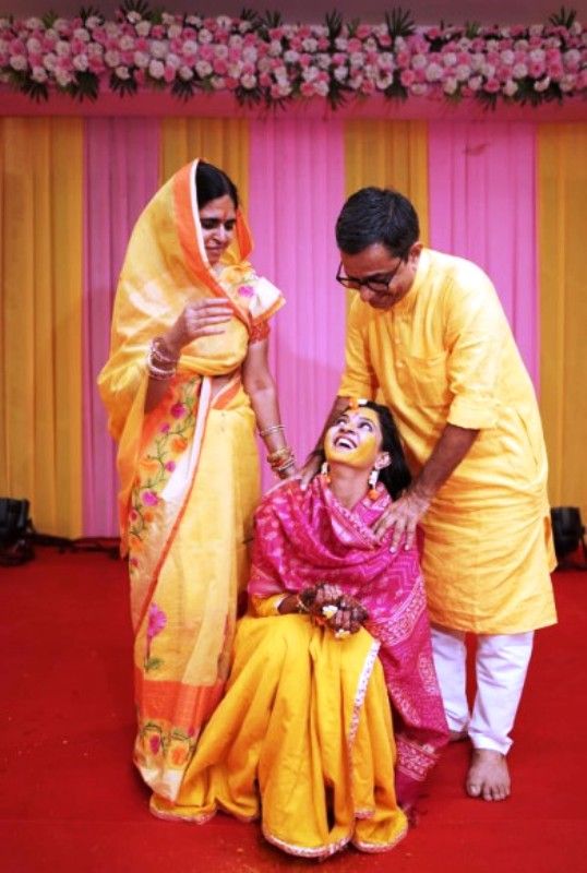 Savi Sharma with her parents
