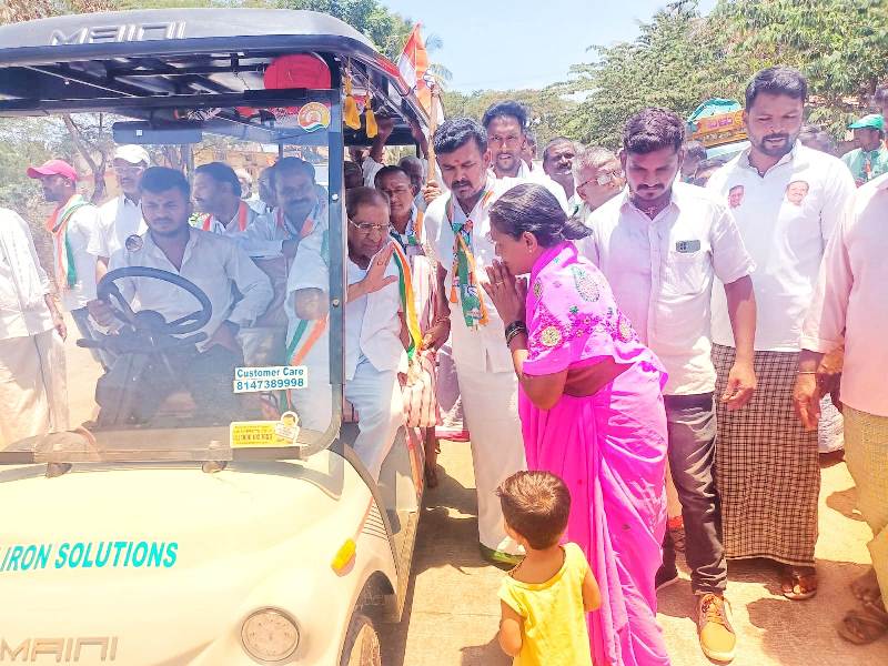 Shamanur Shivashankarappa campaigning during 2023 Karnataka elections