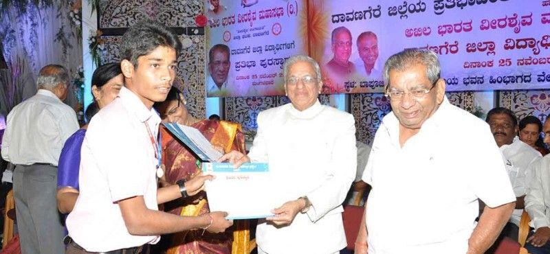 Shamanur Shivashankarappa during a award ceremony of his Dr Shamanur Shivashankarappa Janakalyna Trust