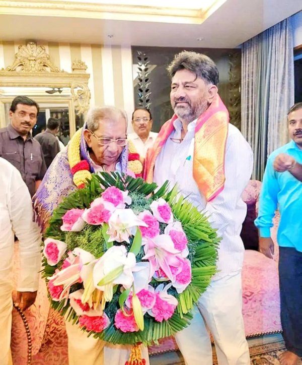 Shamanur Shivashankarappa with D. K. Shivakumar after winning the 2023 Karnataka elections