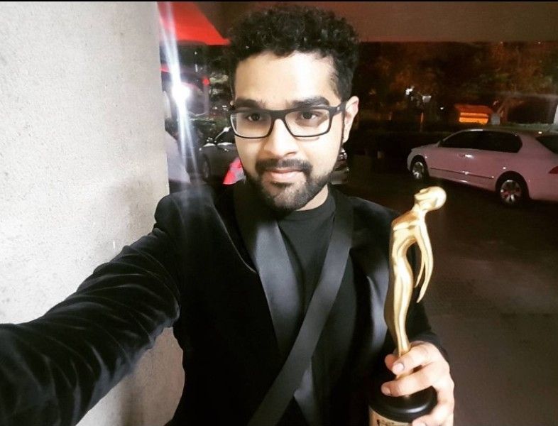 Siddharth Mahadevan with his Jury Prize for the film 2 States at the 2015 Mirchi Music Awards