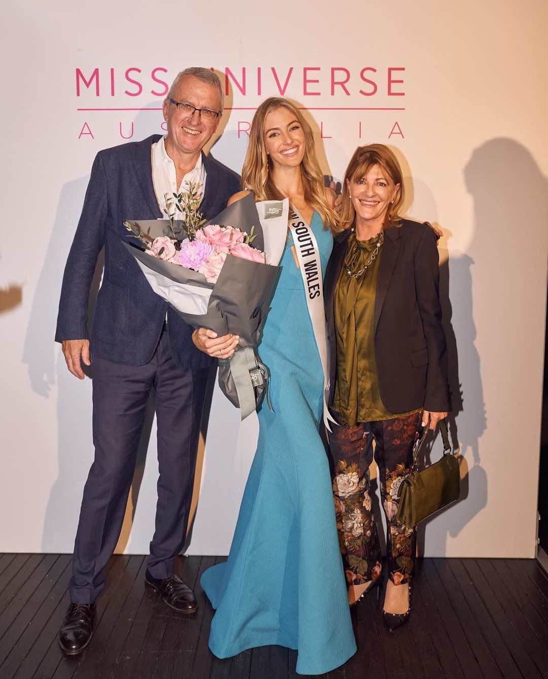 Sienna Weir with her parents in the final of Miss Universe Australia 2022