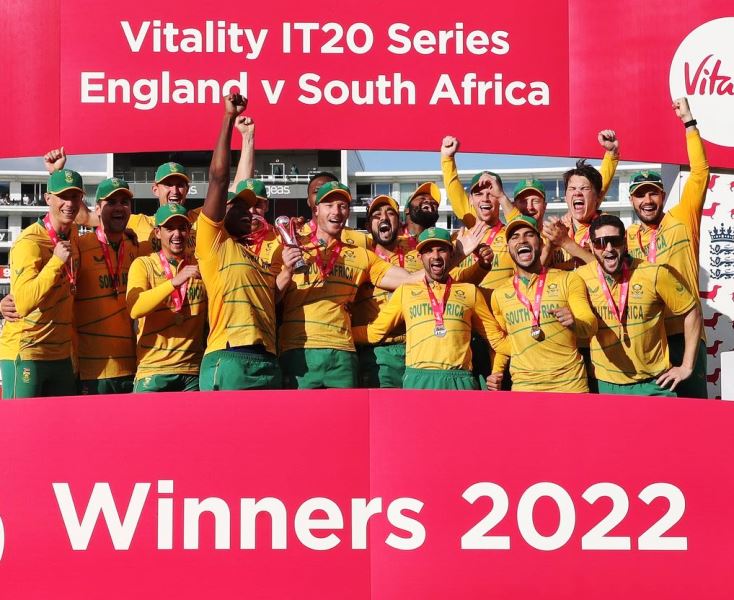 South African team posing as champions of Vitality IT20 Series South Africa vs England