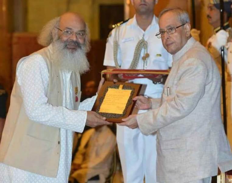 Surya Mohan Kulshreshtha receiving Sangeet Natak Academy Award from then-president Pranab Mukherjee in 2015