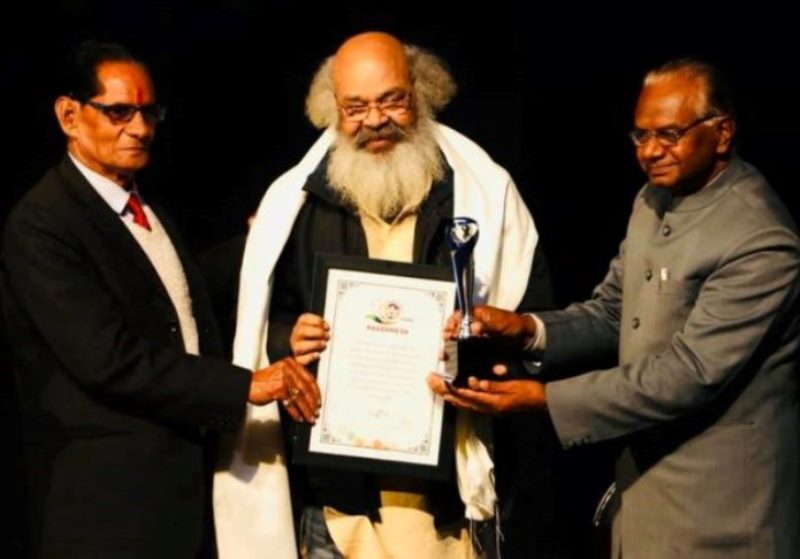 Surya Mohan Kulshreshtha receiving an Award from Navonmesh NGO in 2020