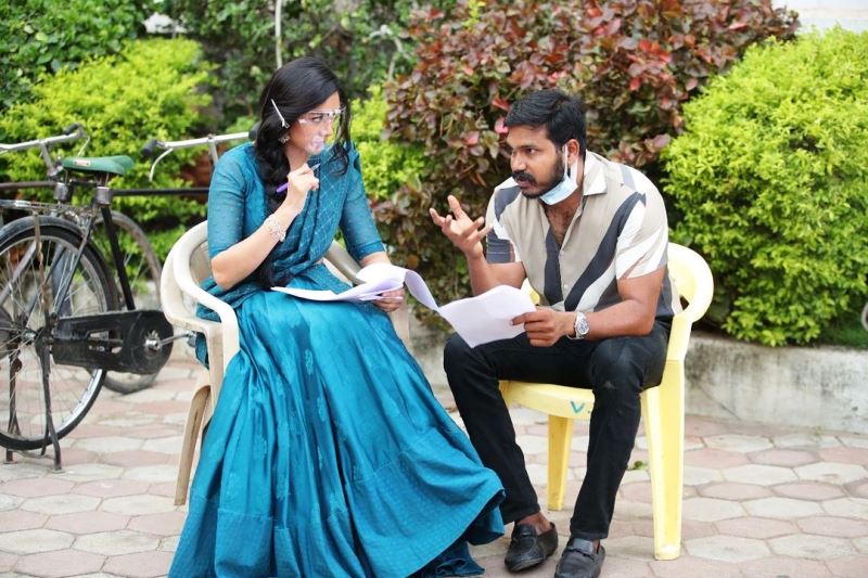 Teja Kakumanu with Mrunal Thakur on the sets of the film Sita Ramam (2022)