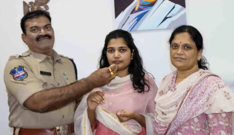 Uma Harathi N with her parents