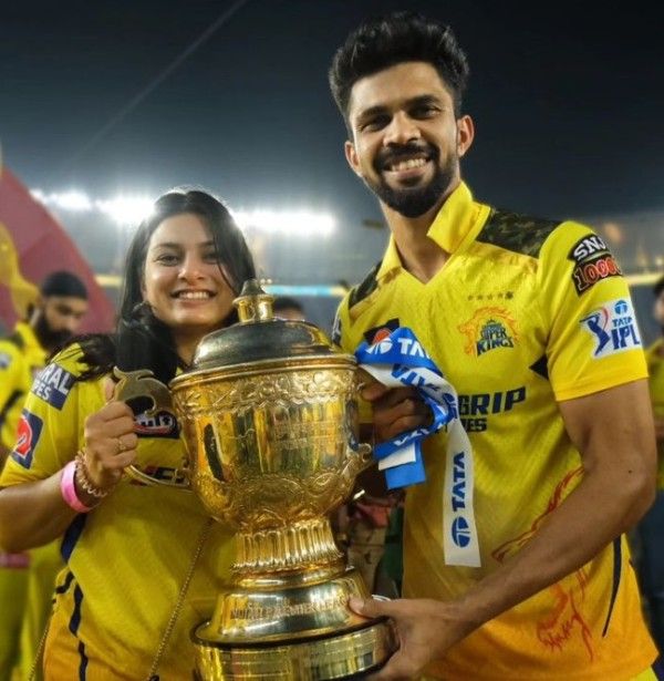 Utkarsha Pawar with her boyfriend, Ruturaj Gaikwad, holding the IPL 2023 Trophy
