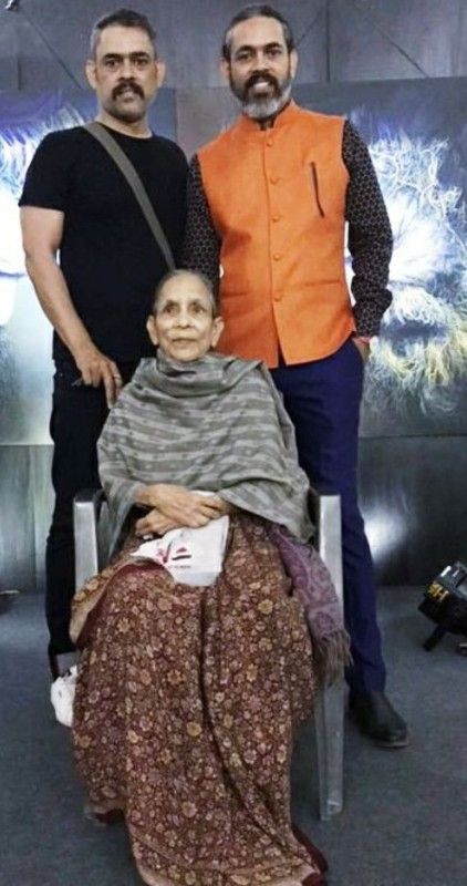 Vineet Sharma with his mother and brother, Viveek Sharma