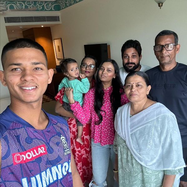 Yashasvi Jaiswal with his family
