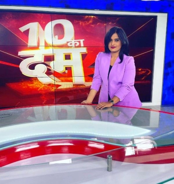 Zeenat Siddiqui hosting the program Das Ka Dum at News18