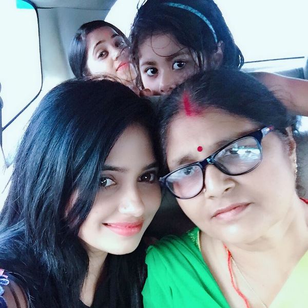 A photo of Roshni with her mother