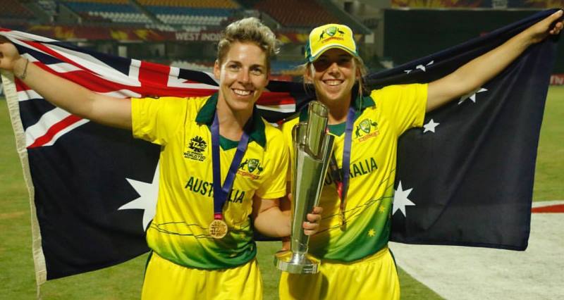 A photograph of Georgia Wareham and her Australian Women's teammate with the 2018 ICC Women's T20 World Cup