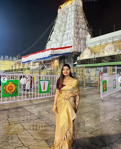 A picture of Anushka Srivastava at a temple