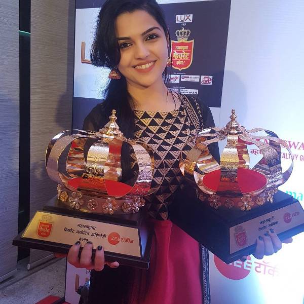 Aarya Ambekar receiving Maharashtracha Favorite Kon 2017 Award