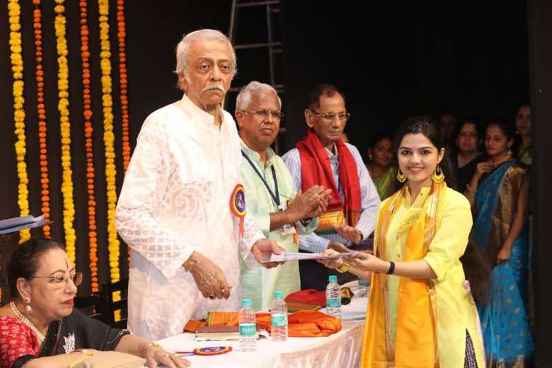 Aarya Ambekar receiving Sangeet Visharad Award