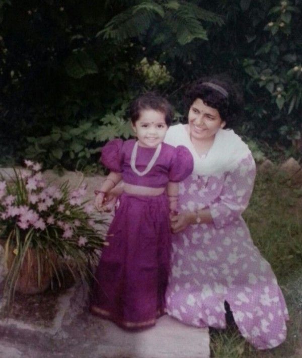 Aarya Ambekar's childhood picture with her mother