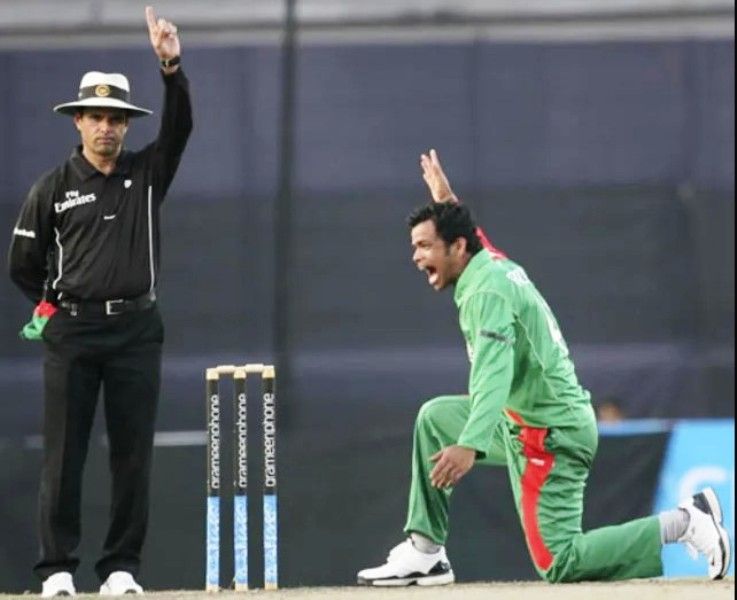 Abdul Razzak celebrates after Aleem Dar lifts his finger in Pak vs Aus