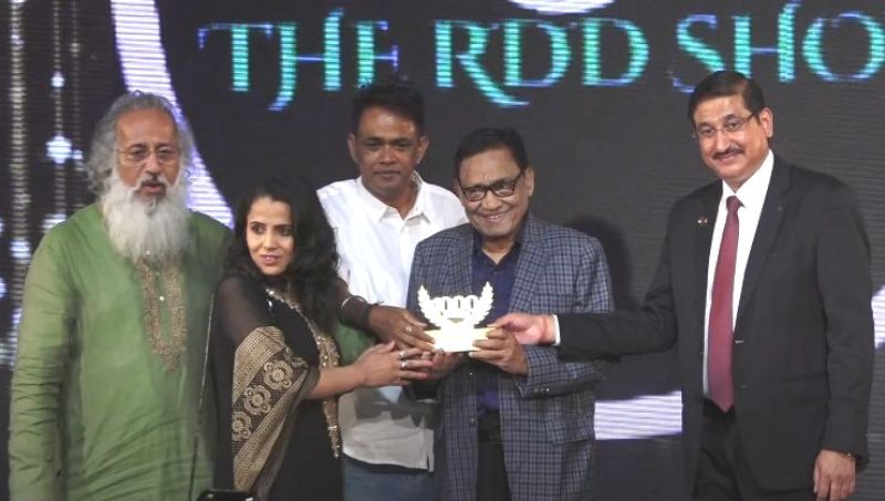 Agam Kumar Nigam receiving award at 'The RDD Show'