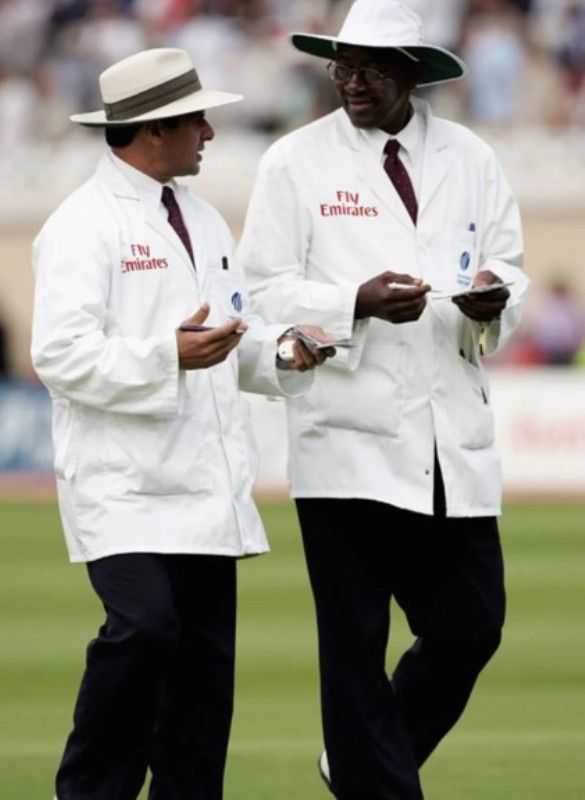 Aleem Dar discussing something with Steve Bucknor during a match