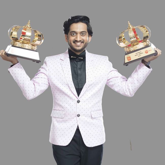 Amey Wagh holding his Maharashtracha Favourite Actor and Maharashtracha Favourite Style Icon Awards