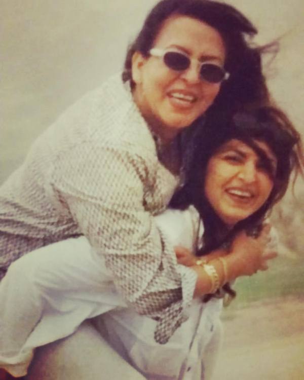 An old photograph of Shagufta Ejaz with her sister