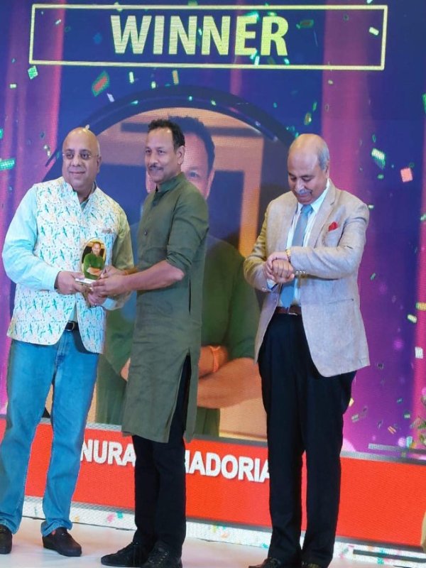 Anurag Bhadouria while receiving the award for Top 10 spokesperson of India at E4M Awards