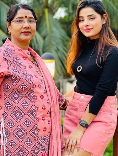Anushka Srivastava with her mother