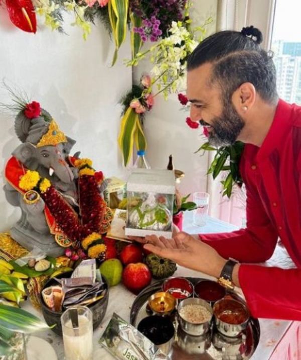 Ashesh Sajnani worshipping Lord Ganesha