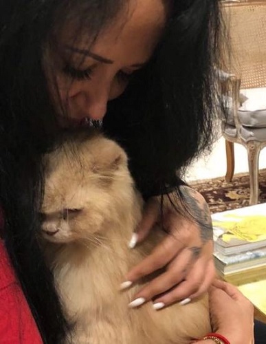 Ayesha Shroff with her pet cat
