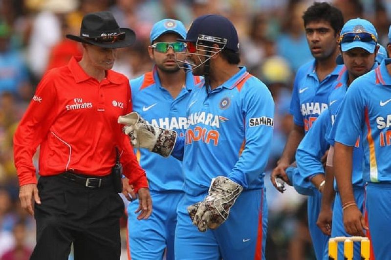 Billy Bowden having a conversation with MS Dhoni