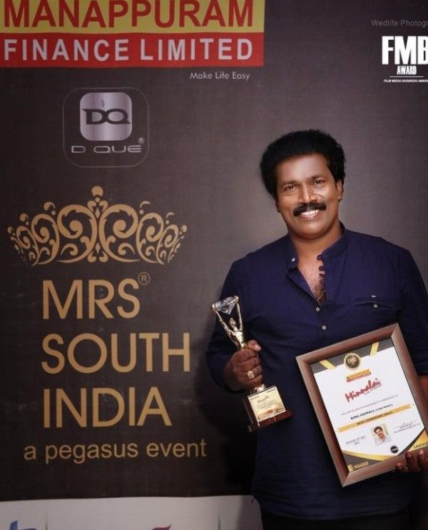 Binu Adimali with The Best Comedian award