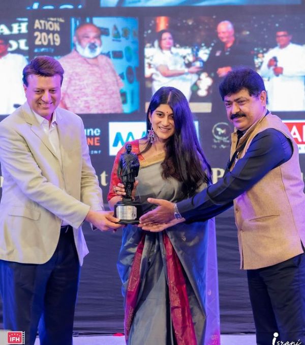 Deeksha Joshi while receiving Dadasaheb Phalke Film Foundation Award 2023