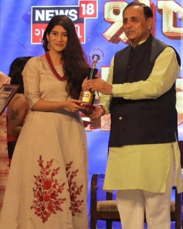 Deeksha Joshi while receiving the Upcoming Talent in Gujarati Films’ award from the Chief Minister of Gujarat Vijay Rupani